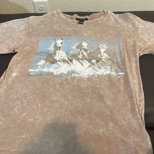 short sleeve t-shirt with horse drawing in the middle